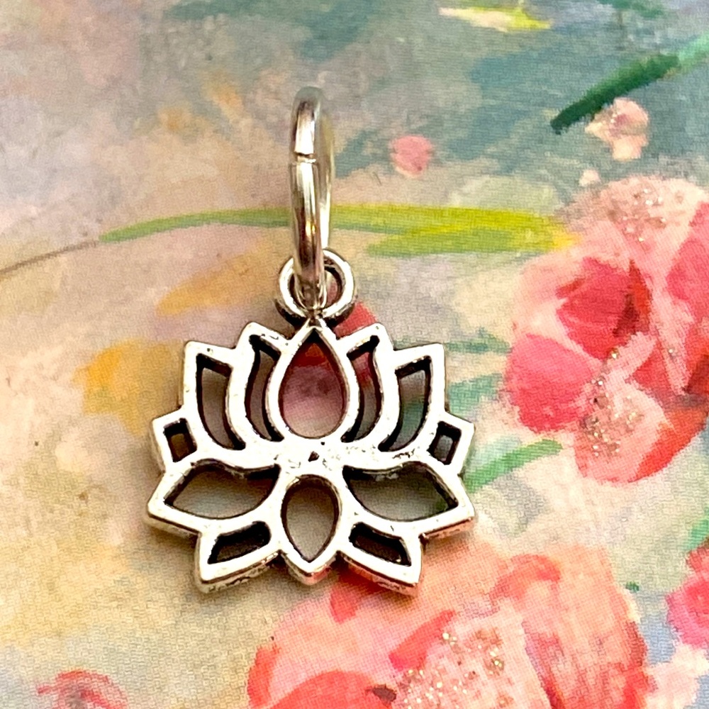 5/$10❤️❤️❤️NEW TIBETAN SILVER LOTUS FLOWER CHARM PENDANT